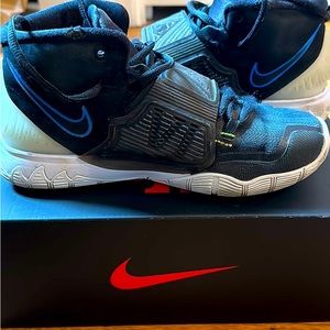 Nike Kyrie 4.5Y
